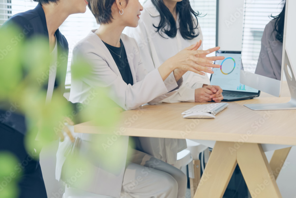 社員が話している写真